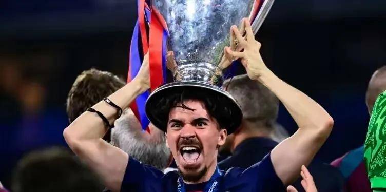 开云官方认证平台拜仁主场大捷，球员赛后激动庆祝胜利，表示是否电话不会看到个人.